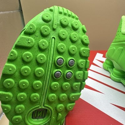 Size 6.5 - Nike Shox R4 Green Strike W Brand New !
