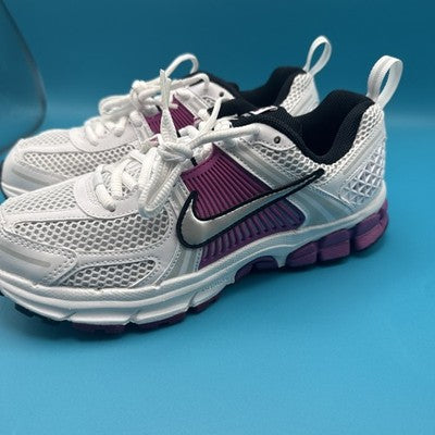 Nike Vomero Youth Size 7 (Ladies Size 8.5) Brand  New !
