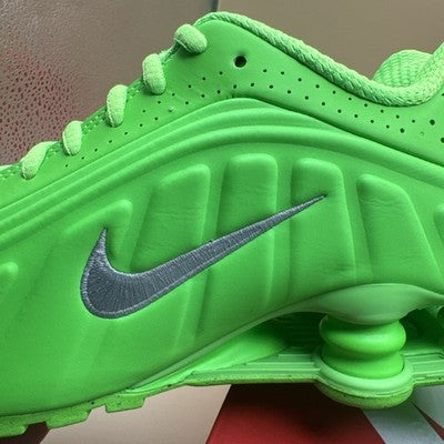 Size 6.5 - Nike Shox R4 Green Strike W Brand New !