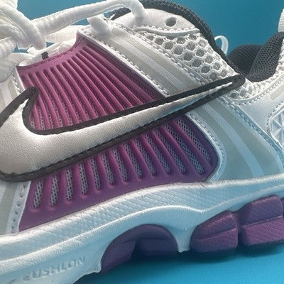 Nike Vomero Youth Size 6 ( Ladies Size 7.5) Brand  New !