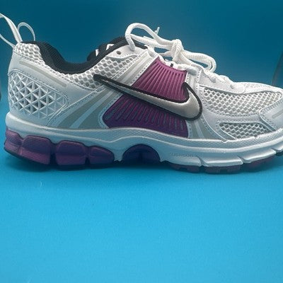 Nike Vomero Youth Size 6 ( Ladies Size 7.5) Brand  New !