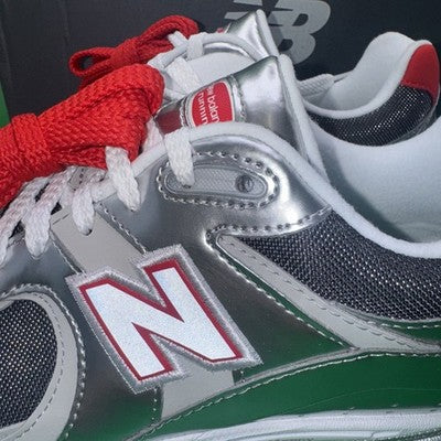 NEW BALANCE 2002R “ TINSEL” Men’s Size 9 Brand New Great Christmas Shoe!!