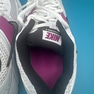 Nike Vomero Youth Size 6 ( Ladies Size 7.5) Brand  New !